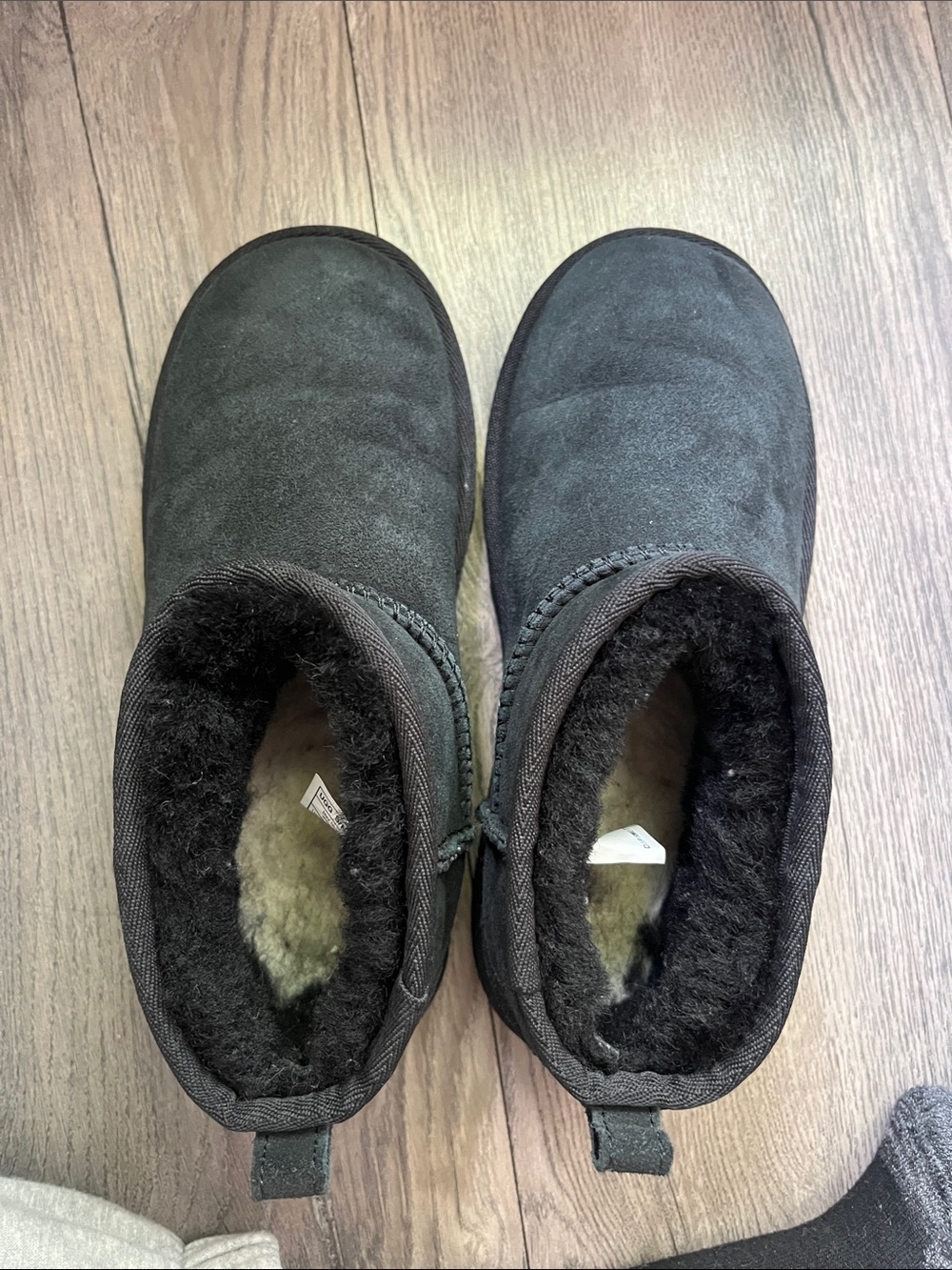 UGG Kids Classic Ultra Mini Boot - Black Size 2 - Picture 4 of 13